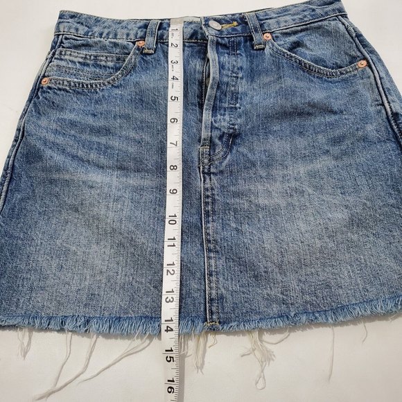 We The Free People Jean Skirt Size 25 Blue Denim Mini  Raw Hem Button Fly - Picture 7 of 7